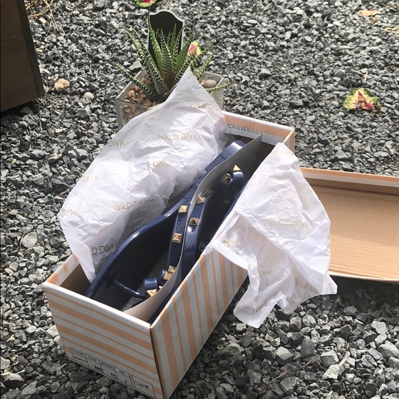 NIB JELLY STUDDED BOW FLIP FLOPS - Picture 2 of 4